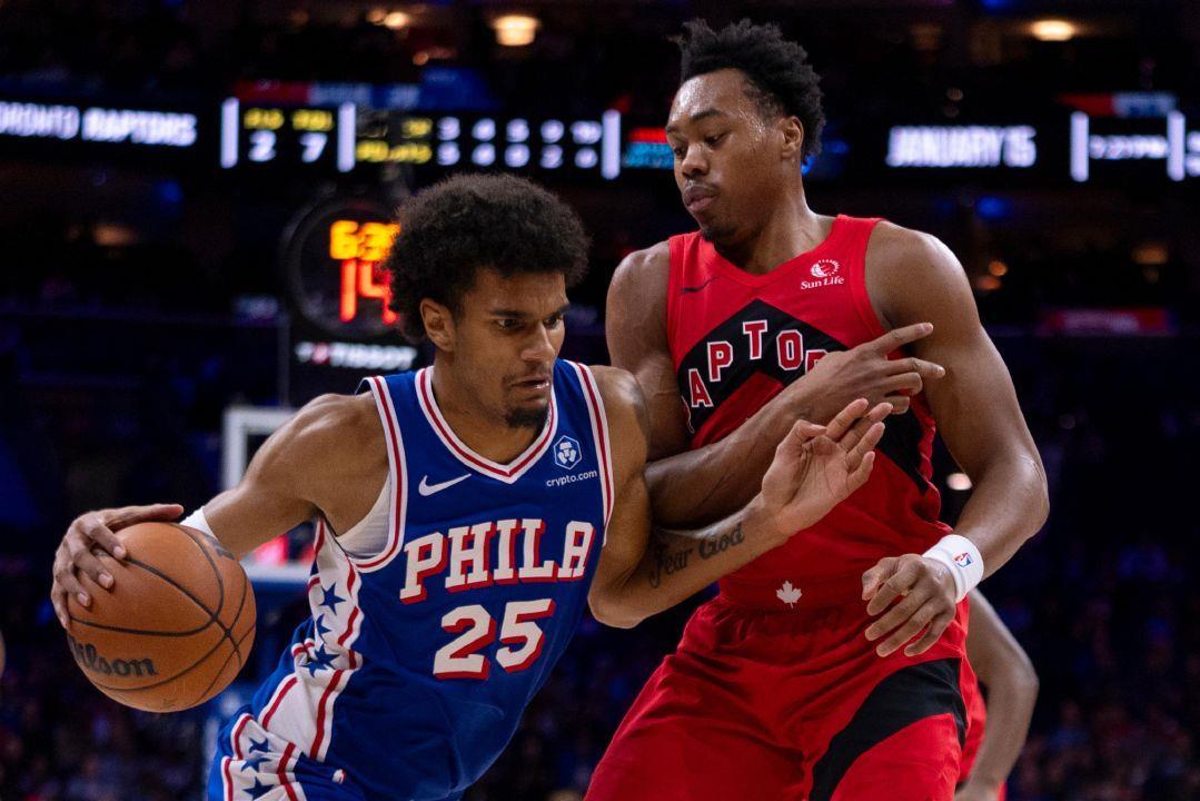 Philadelphia 76ers' Dom Barlow, left, drives to the basket against Toronto  Raptors' Scottie Barnes during the first half of an NBA basketball game,  Wednesday, Nov. 19, 2025, in Philadelphia. (AP Photo/Chris Szagola) |